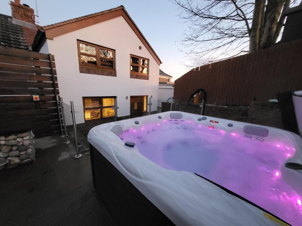 3 Bed Luxury Cottage With Private Hot Tub, Swansea (updated prices 2024)