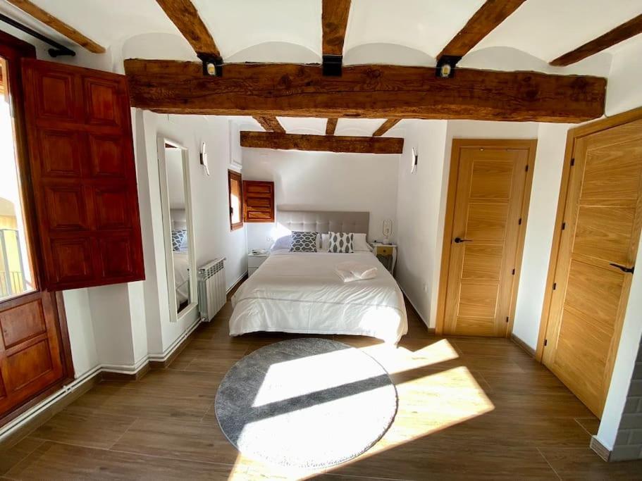 Giường trong phòng chung tại VILLA SOL Casa con cueva privada y vistas a la Iglesia