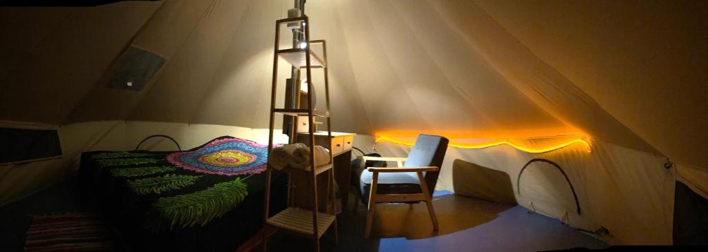 Posezení v ubytování TamaHostel & Glamping