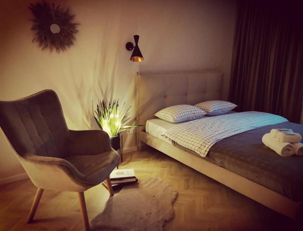 En eller flere senge i et værelse på Cosy Old Town Apartment