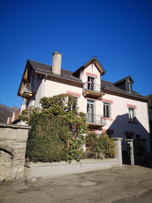 Cette grande maison blanche dispose d'un balcon. dans l'établissement Appartement proche stations de ski et thermales, à Luz-Saint-Sauveur