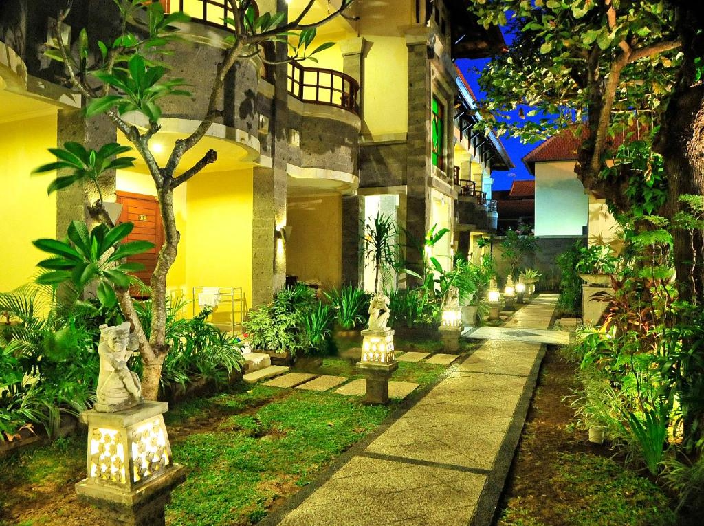 Zahrada ubytování Adhi Jaya Hotel