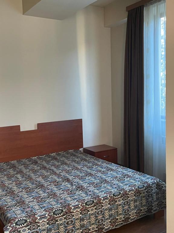 Postel nebo postele na pokoji v ubytování Hin Yerevantsi Hotel