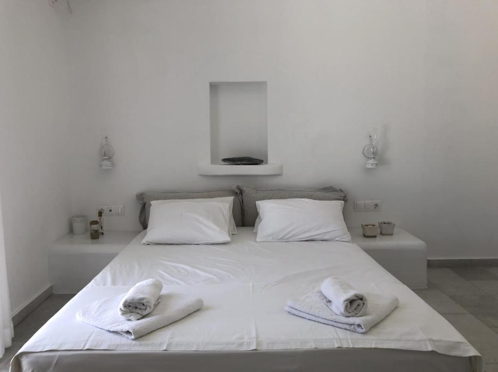 En eller flere senger på et rom på Psili Ammos