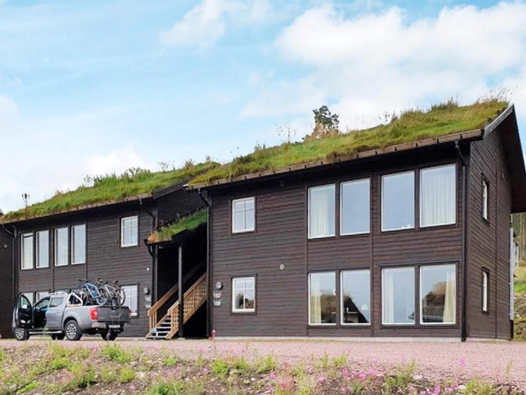 un edificio con techo de hierba encima en 8 person holiday home in S LEN, en Stöten