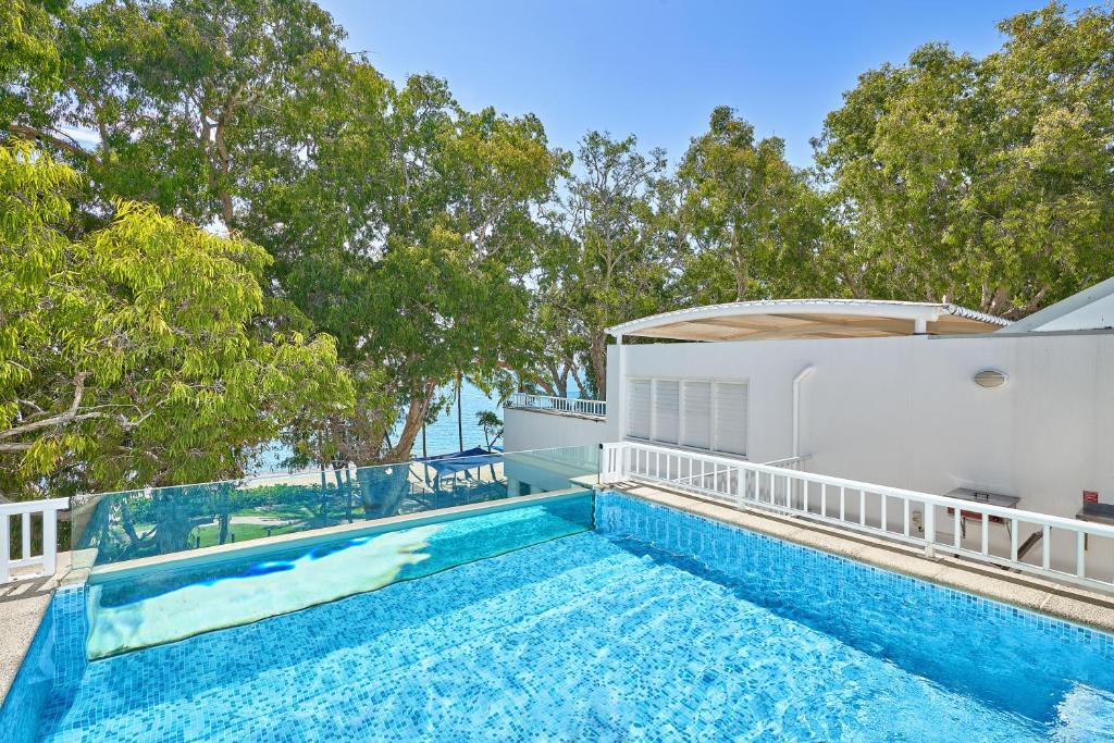 Oceanfront Penthouse Apartment Beach Club Palm Cove, Palm Cove (updated ... - Oceanfront Penthouse For Rent Palm Beach