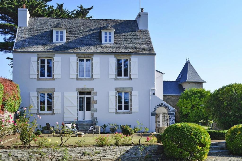 a white house with a gambrel roof at Country House in Porz Bilic near Sandy Beach in Locquirec