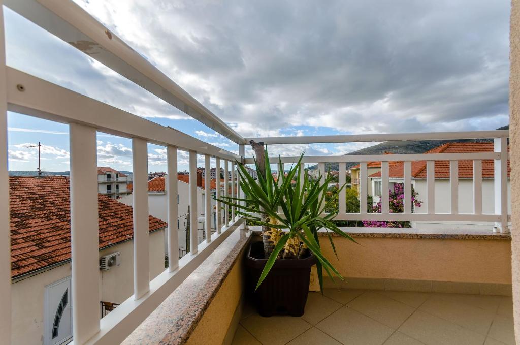 un balcón con una planta en una olla en un edificio en Apartment Rocky, en Trogir