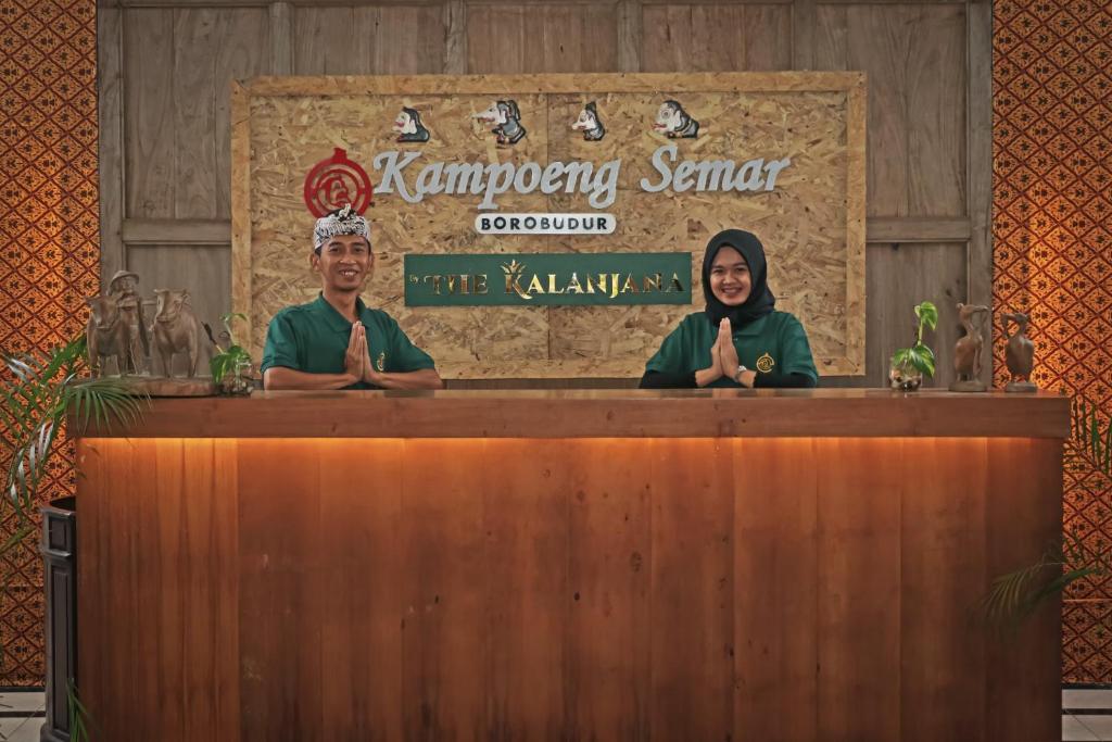 un par de personas sentadas en un podio en Kampoeng Semar Borobudur en Magelang