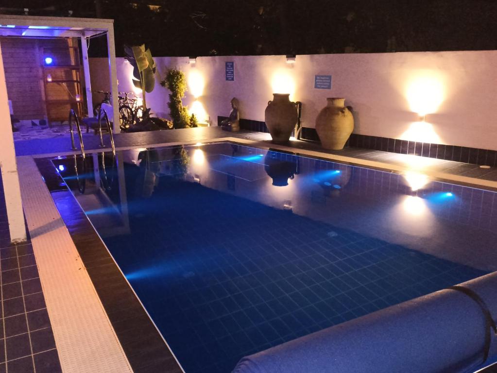 uma piscina à noite com luzes em Aparthotel Masseria Villa Marchesi em Taranto