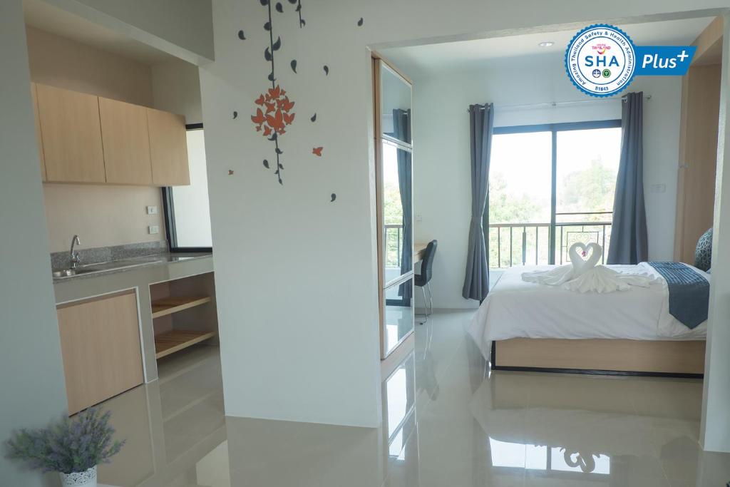 Postel nebo postele na pokoji v ubytování Sirimunta Hotel Chiang Rai Suite & Residence