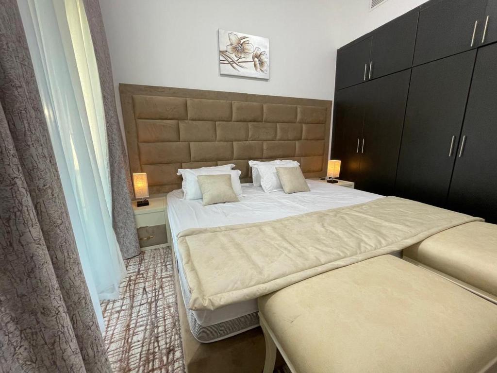 Private gorgeous Room with Marina view with Shared Kitchen in Shared Apartment - King Room With Lake View