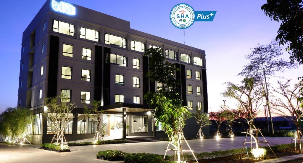 チャンタブリーにあるbliQ Hotel Chanthaburiの看板のある黒い建物