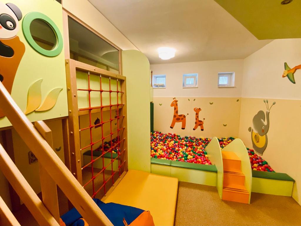 Dětský klub v ubytování Hotel Peklo pro rodiny s dětmi