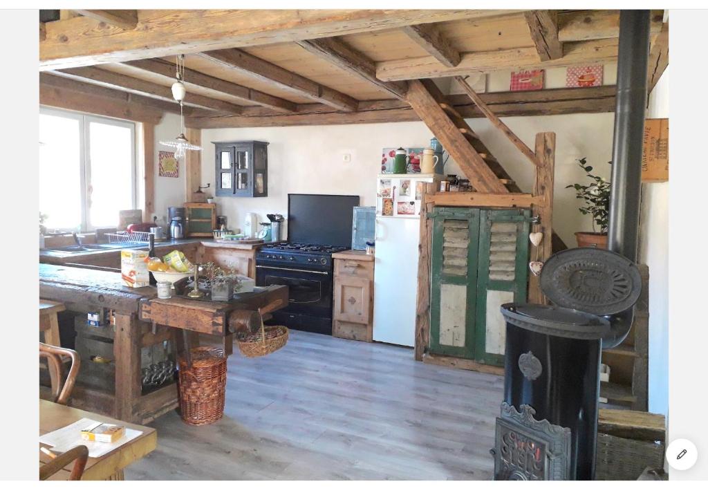 eine Küche mit einem weißen Kühlschrank und einem Tisch in der Unterkunft Casa Mia in Saint-Gervais-les-Bains