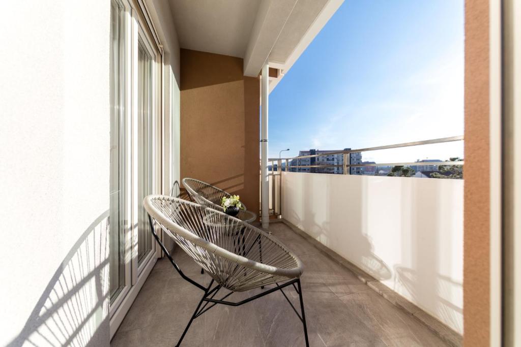 Apart Compliment - 19