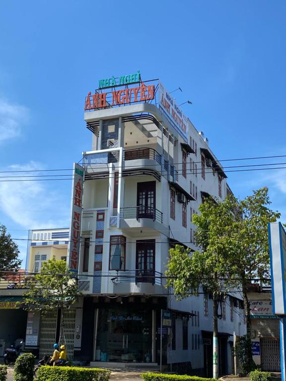 un edificio blanco con un cartel encima en Anh Nguyen Guesthouse, en Pleiku