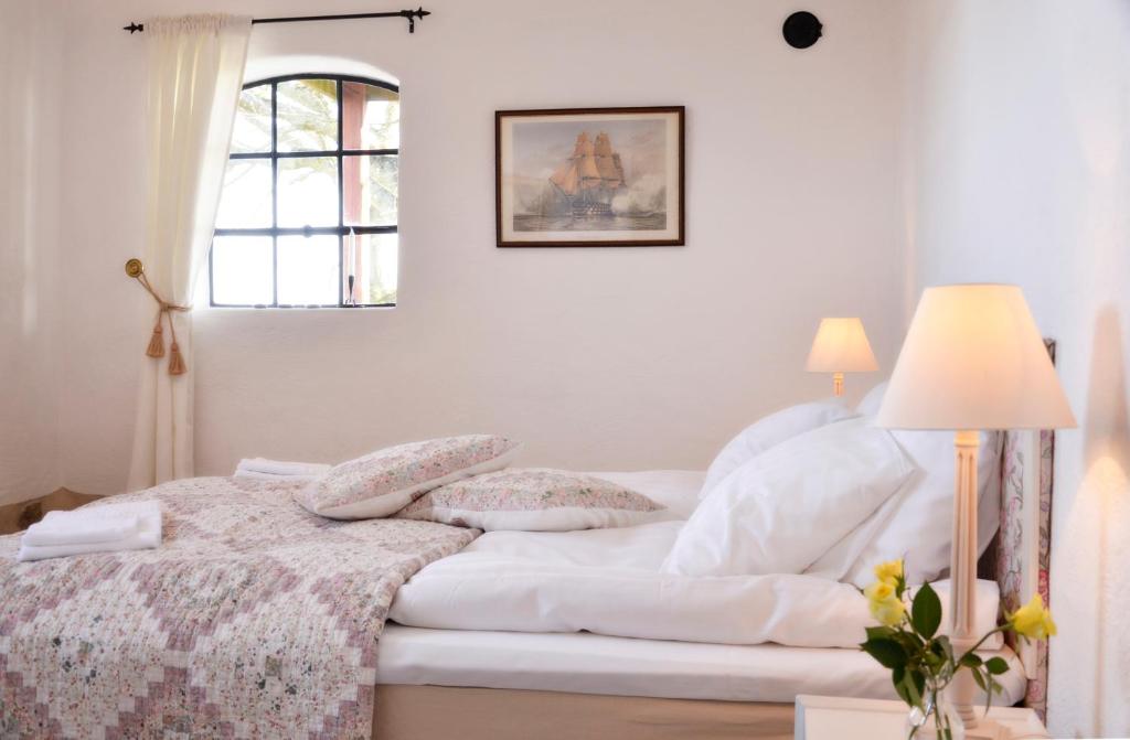 Postel nebo postele na pokoji v ubytování Torsborgs Gård