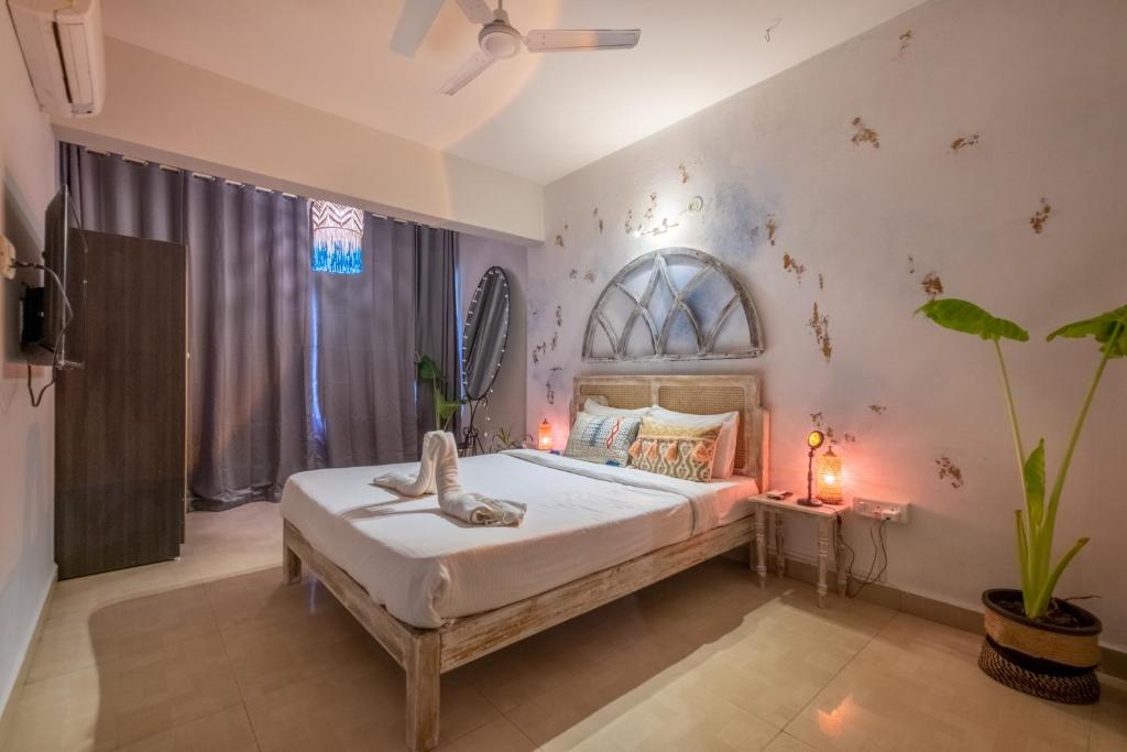 Säng eller sängar i ett rum på La Casa - Stunning 1BHK Apartment - Vagator, Goa By StayMonkey