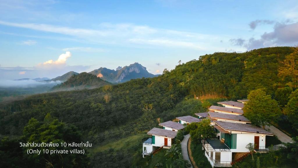 een rij huizen op een heuvel in de bergen bij Caligo Resort in Ban Pha Saeng Lang