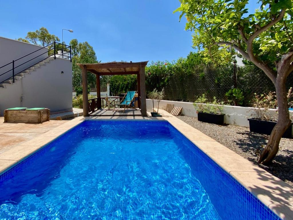 einen blauen Pool mit Pavillon in der Unterkunft Big Villa with Pool only 100m to AlcudiaBeach in Alcúdia