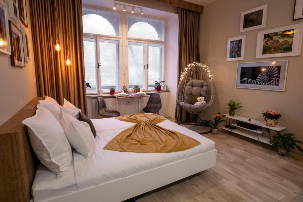 um quarto com uma cama, uma mesa e uma janela em ⭑ Comfy VIP studio in the center with Netflix em Brno