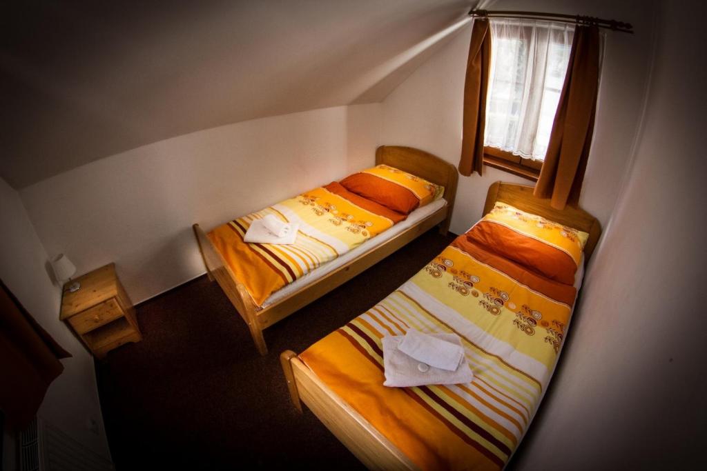 Postel nebo postele na pokoji v ubytování Horský Hotel Sněženka