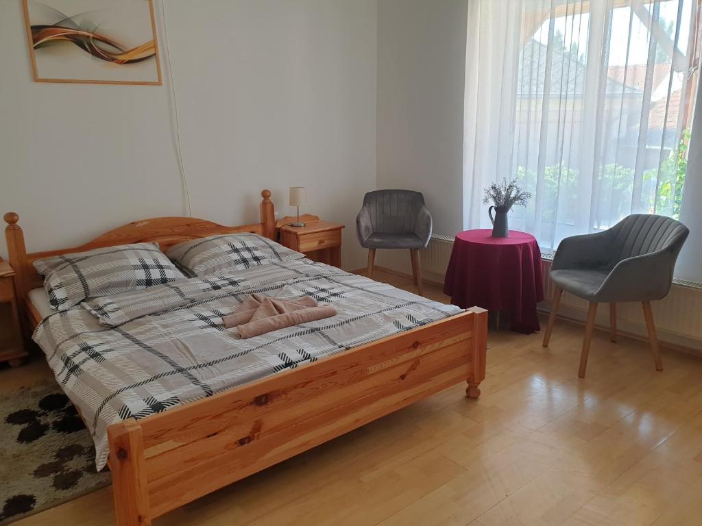 Postel nebo postele na pokoji v ubytování Főnix Panzió
