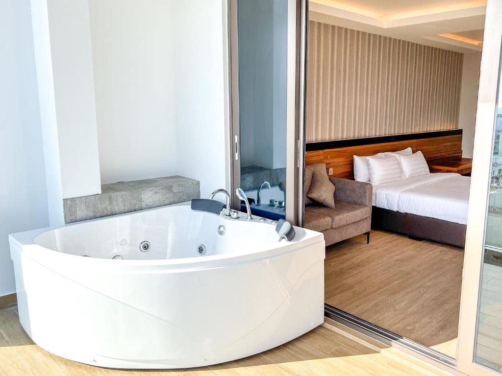 Postel nebo postele na pokoji v ubytování Triton Prestige Seaview and Spa