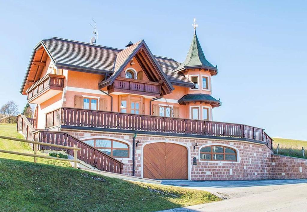 uma casa grande com uma torre em cima em Villa Belmonte em Tresché Conca