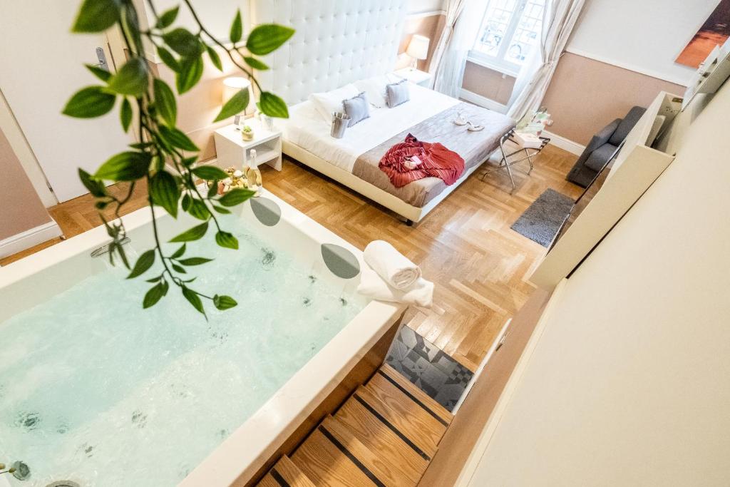 uma vista para um quarto com uma banheira e um quarto em Rome River Inn em Roma