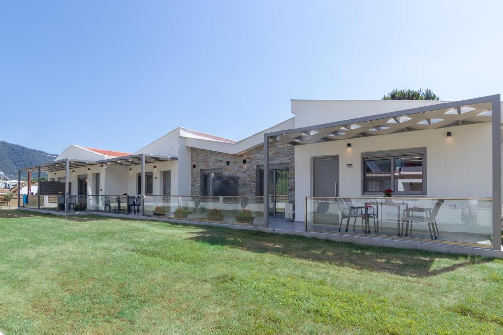 una vista de una casa con patio en Oli Terra Seaside, en Skala Potamias