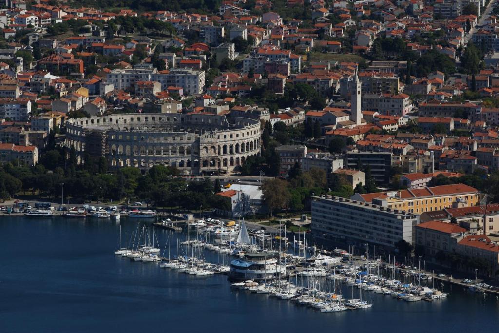 Fotografie z fotogalerie ubytování Zimmer F2 v destinaci Pula