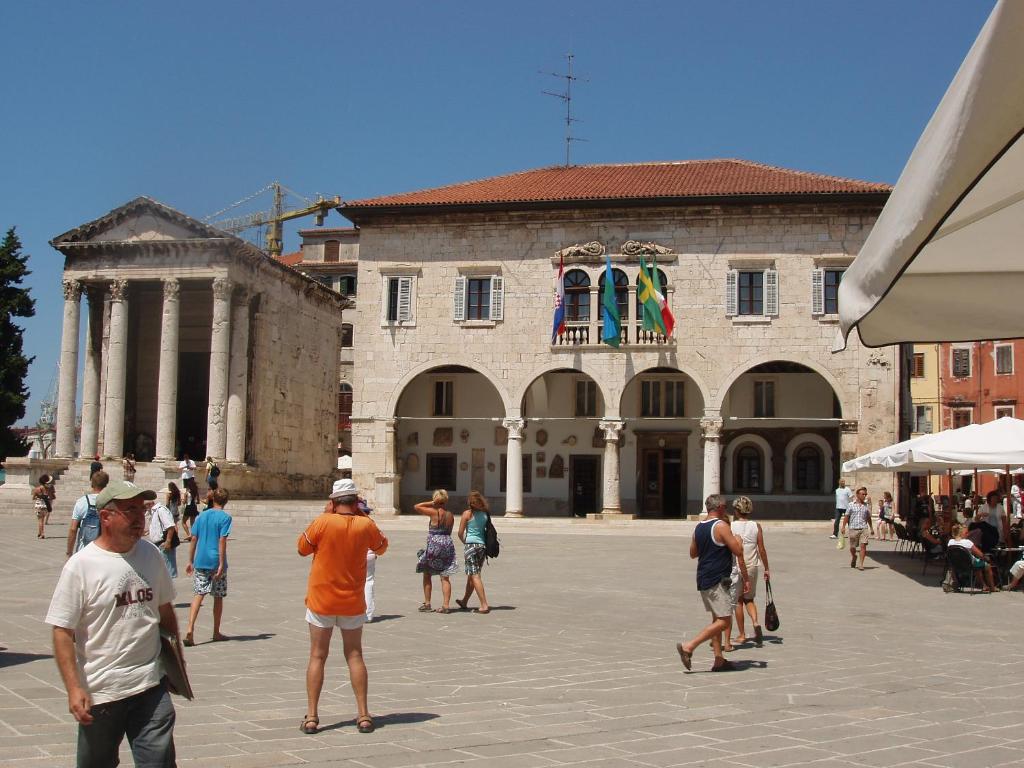 Fotografie z fotogalerie ubytování Zimmer F2 v destinaci Pula