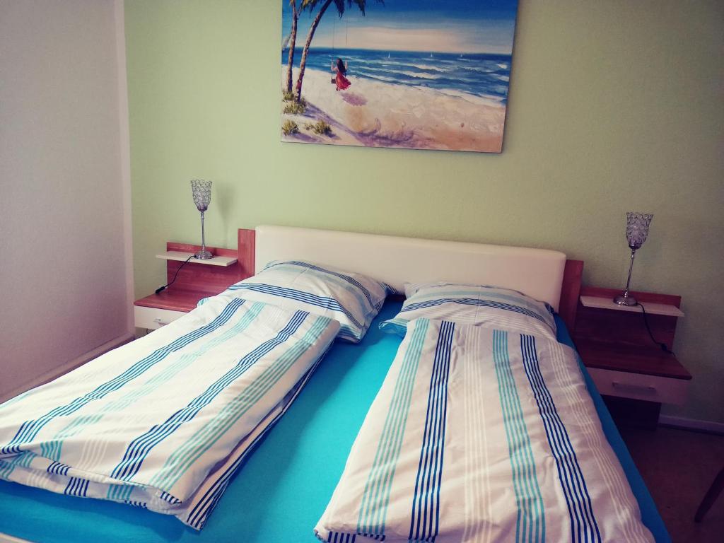 1 dormitorio con 2 camas y una foto de la playa en Private Wohnung Biop, en Kassel