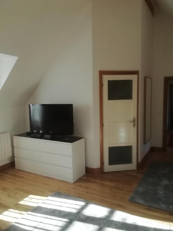 TV a/nebo společenská místnost v ubytování Bellevue Josselin