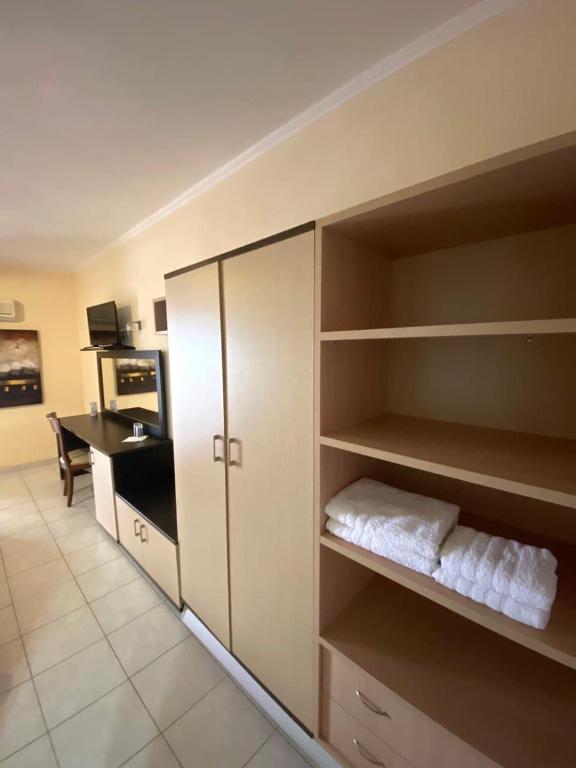 Kuchyň nebo kuchyňský kout v ubytování sozos inn hotel vonitsa