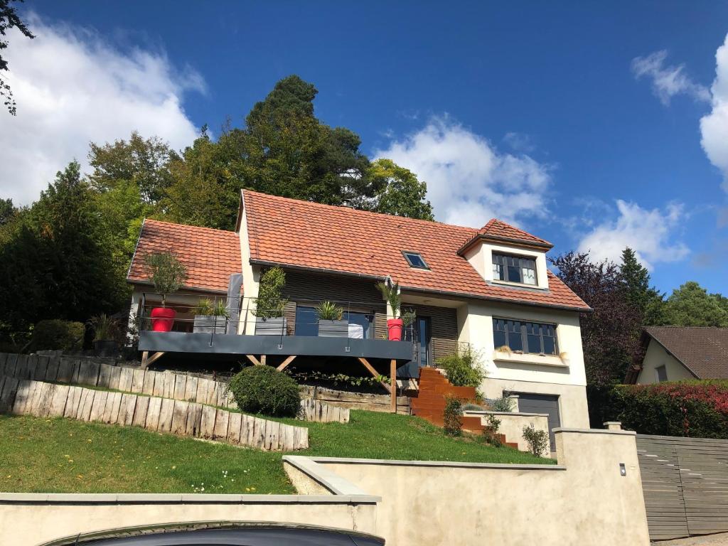 uma casa com varanda no quintal em Chambre double em Boersch