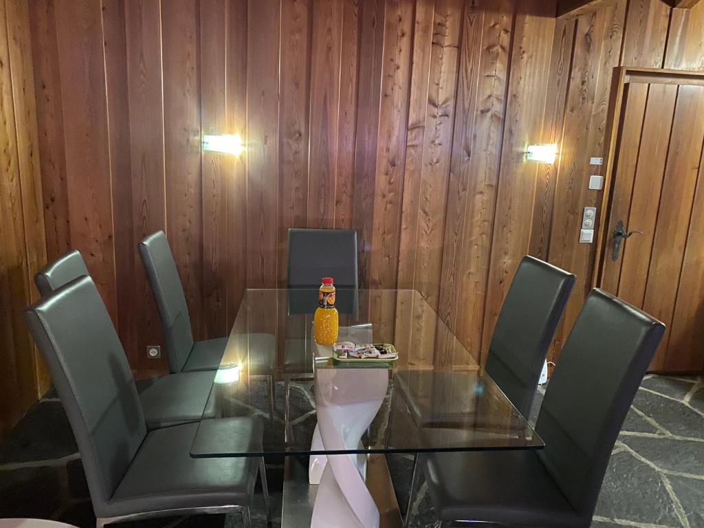 Posezení v ubytování chalet à Savièse en bordure de forêt