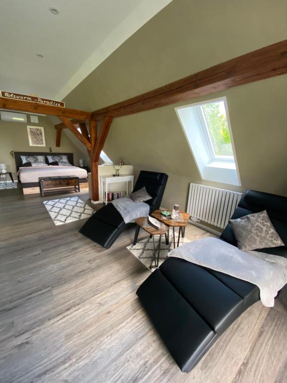 salon z kanapą i łóżkiem w obiekcie „Holzwurm-Paradies“ w mieście Ivenack