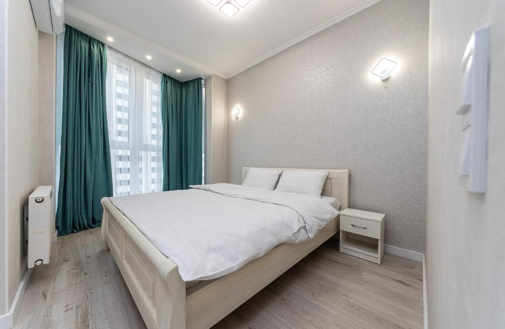 Ein Bett oder Betten in einem Zimmer der Unterkunft FlatRent Drahomanova 2a