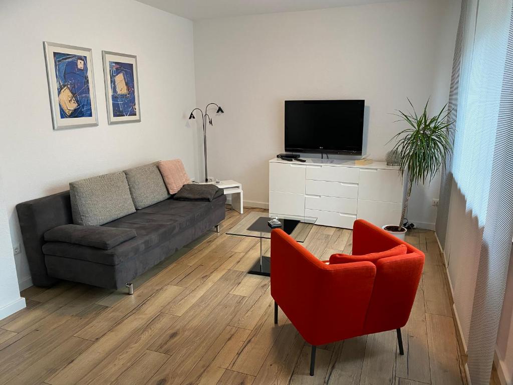 Una sala de estar con un sofá y un televisor. en Ferienhaus Rur, en Hückelhoven