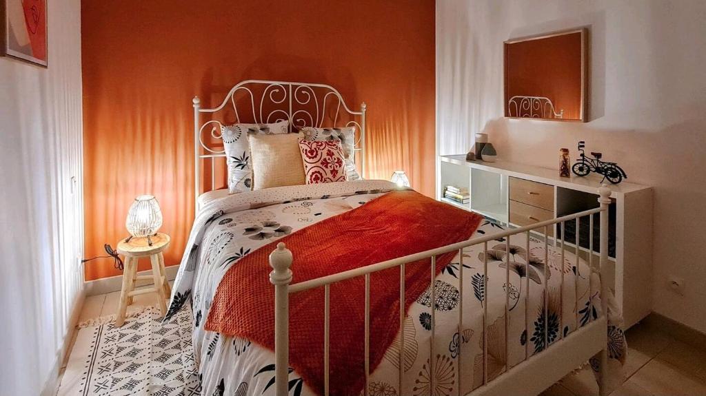 - une chambre avec un lit blanc dans l'établissement Gîte Saint Martin, à Carvin