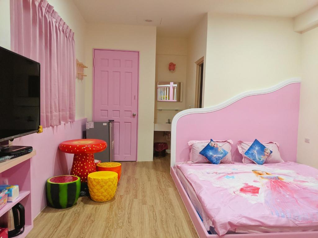Postel nebo postele na pokoji v ubytování 墾丁舍廷親子會館 KT13 Hotel