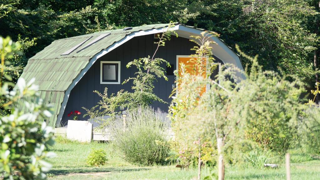 Um jardim no exterior de Rucatalca Bed and Breakfast