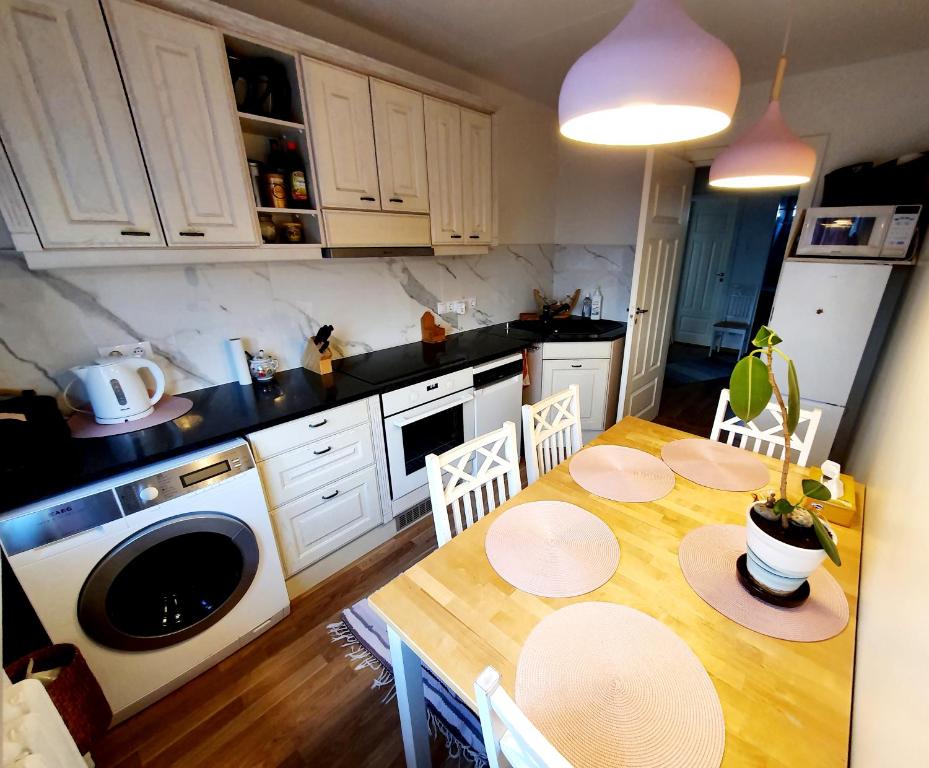 Pesa Apartment في كاردلا: مطبخ مع طاولة خشبية وغرفة طعام