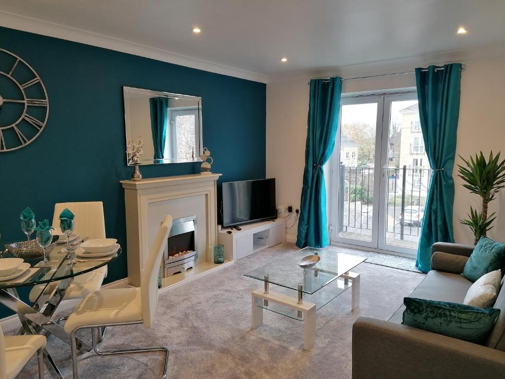 een woonkamer met een bank, een tafel en een tv bij Luxury Modern 2 Bed Apartment, FREE UNDERCROFT PARKING FOR 1 CAR in Southampton