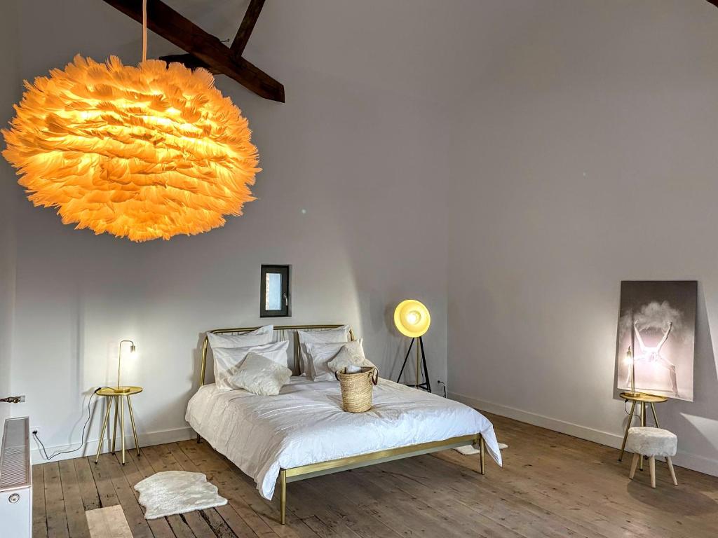 - une chambre dotée d'un lit avec un grand objet orange sur le mur dans l'établissement MY BOUTIQUE GUESTHOUSE - Fabulous Suites 10 Min A7 -, à Anneyron