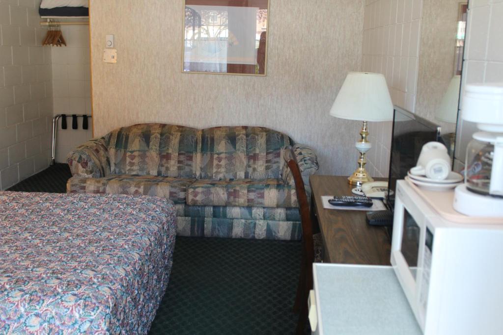 Posezení v ubytování Best Continental Motel