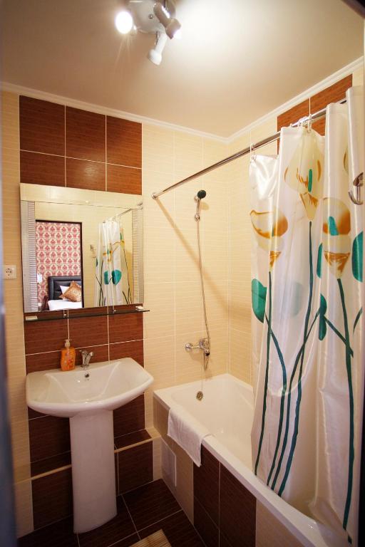 Koupelna v ubytování IRIS Hotel